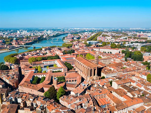 L'été arrive et la chaleur se fait sentir, surtout en Haute-Garonne et plus particulièrement à Toulouse, faisant partie des villes les plus chaude de France où les températures atteignent déjà 30 °C dans les premiers jours de juin. En particulier pour ceux qui vivent dans de grands immeubles, où la seule façon d'avoir un peu de fraîcheur est de garder les balcons et les fenêtres ouverts, l'installation de la climatisation à Toulouse devient le seul moyen de ne pas souffrir de la chaleur et de la canicule de plus présente dans cette ville.